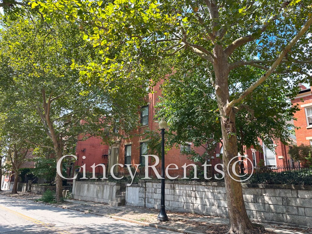 Building Photo - 422 Clark St