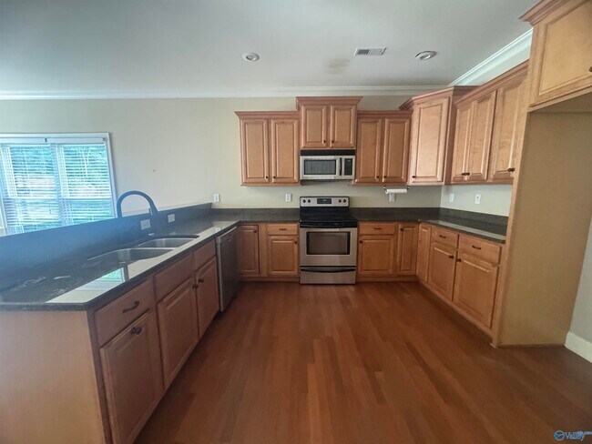 Building Photo - 210 Treetop Dr SE