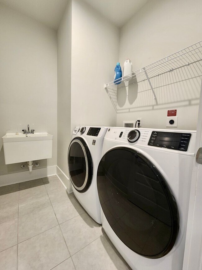 Building Photo - Like new beauty in Point Hope - Charleston