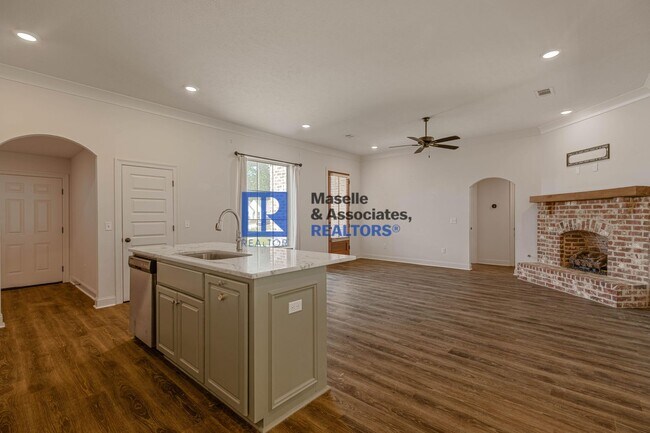 Building Photo - 3 Bed/2 Bath Home in Silver Ridge