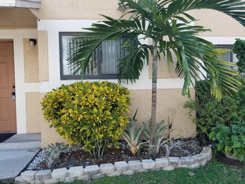 Building Photo - 9478 Palm Cir S