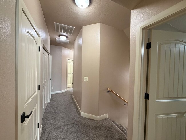 Building Photo - SPACIOUS TOWNHOME FOR RENT!