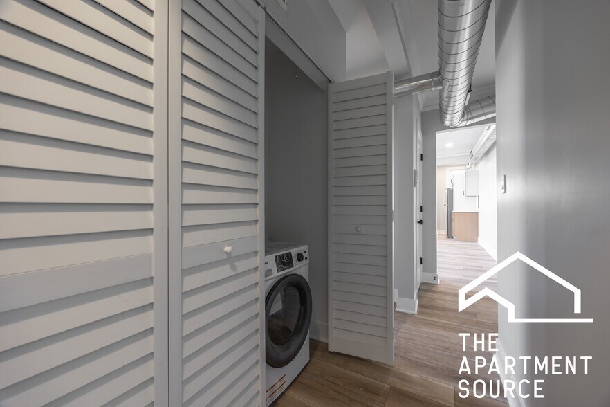 Building Photo - 6148 N Francisco Ave