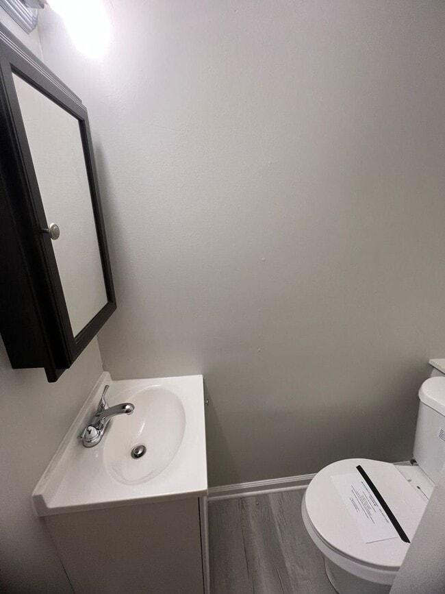 Building Photo - Move-In Ready 3-Bed Home with Downstairs B...