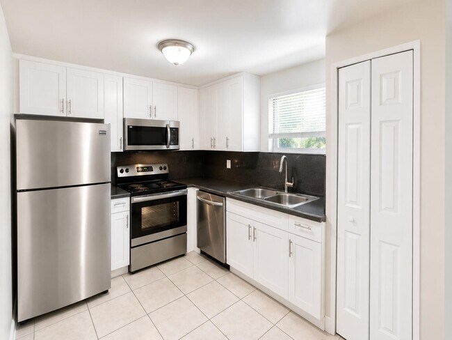 Building Photo - 4205 N University Dr