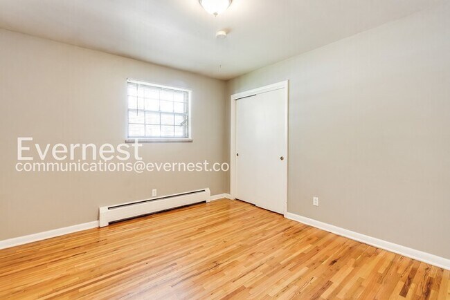 Building Photo - 4 Bed, 3 Bath Home with Fenced Yard & Garage / Available Now!