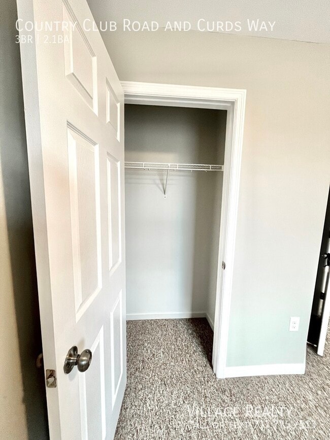 Building Photo - 703 Country Club Rd