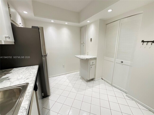 Building Photo - 919 Hillcrest Dr