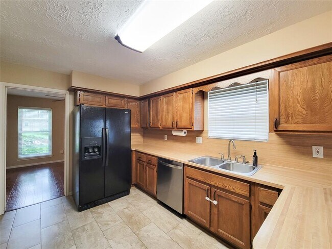 Building Photo - 21303 Park Holly Ct