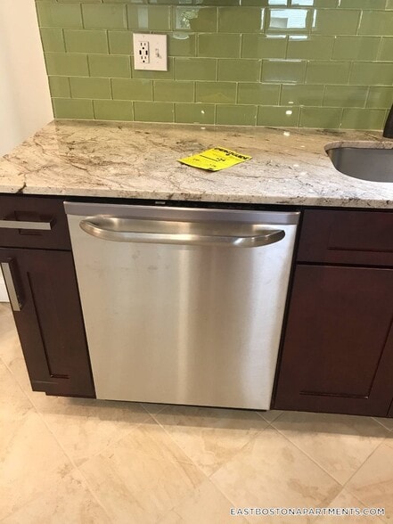 Building Photo - 130 Brooks St