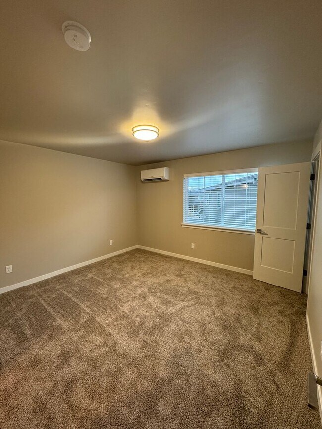 Building Photo - Duplex in Well Located SW Bend