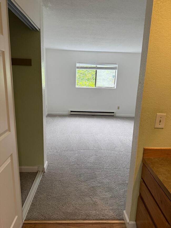 Building Photo - Beautiful 2 bedrooms 1.5 Bath