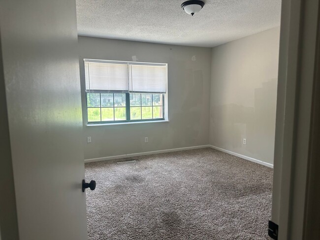 Building Photo - RATE DROP ALERT (was $1400/month) and SUMM...