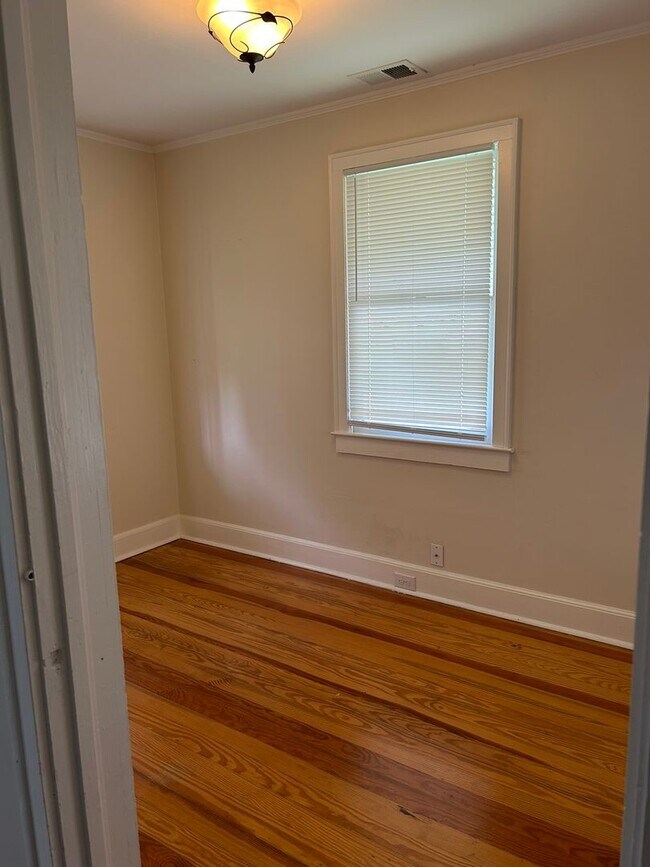 Building Photo - 2 Bedroom House off of Rosewood Available Now