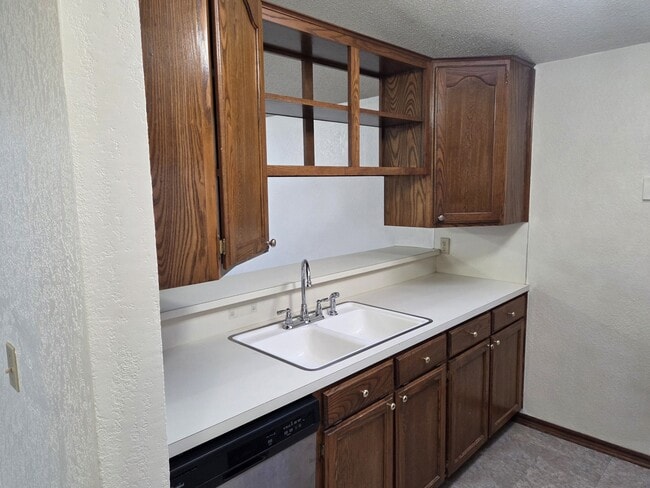 Building Photo - 2122 Meench Dr