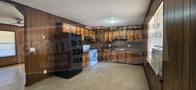 Building Photo - 2404 Scott Rd