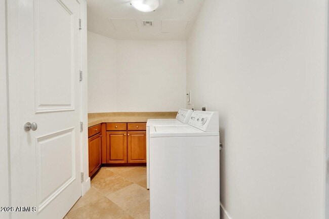 Building Photo - 2211 E Camelback Rd