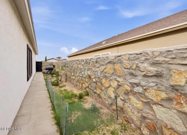 Building Photo - 14904 Tierra Coruna Ave