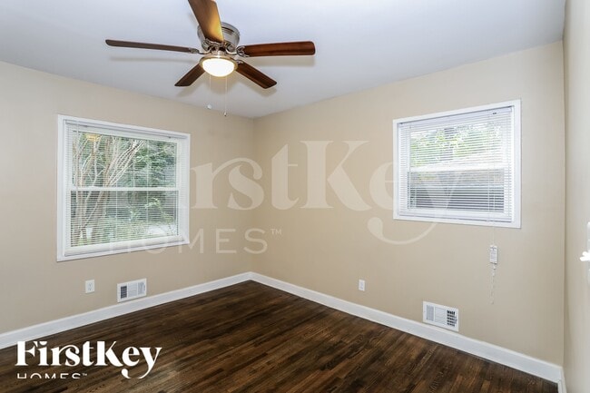 Building Photo - 1855 Shamrock Dr