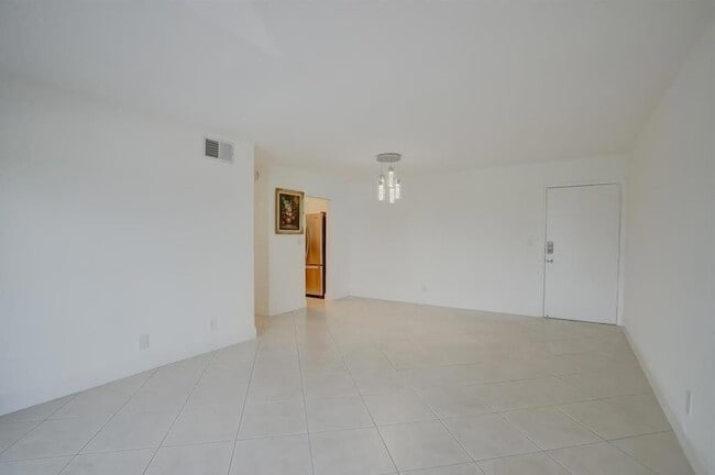 Building Photo - 3040 NE 16th Ave