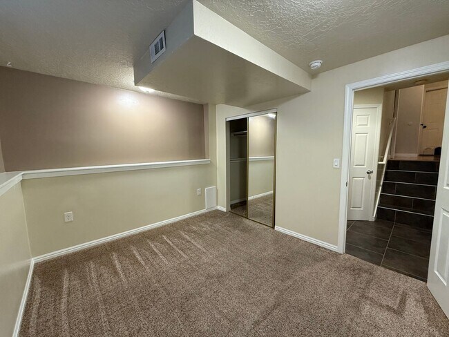 Building Photo - Spacious 5-Bedroom Home in Clinton!