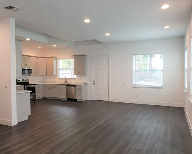 Building Photo - Stunning Home in College Park; Upgraded Fi...