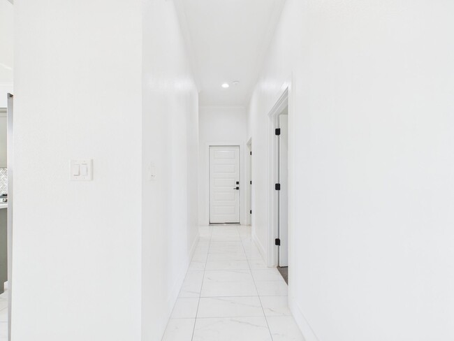 Building Photo - Stunning Home