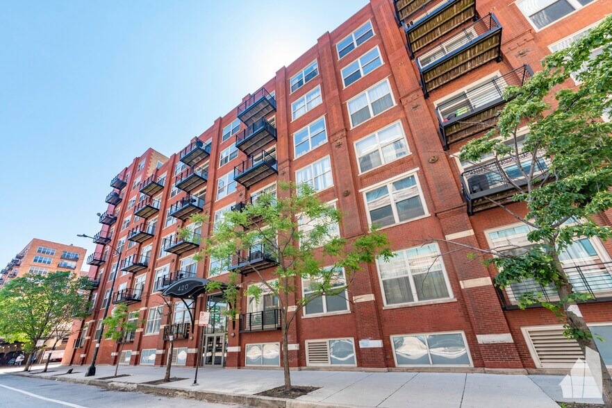 Primary Photo - 420 S Clinton St