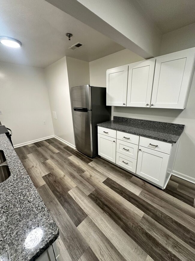 Building Photo - $1180 for Newly Renovated 1 bedroom in a 4...