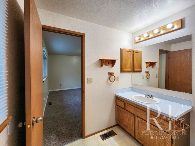 Building Photo - Spacious Silverdale Tri-Level with Hot Tub & Stylish Kitchen