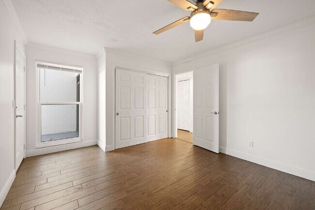 Building Photo - Lakewood - just 10minutes to Downtown Naples!