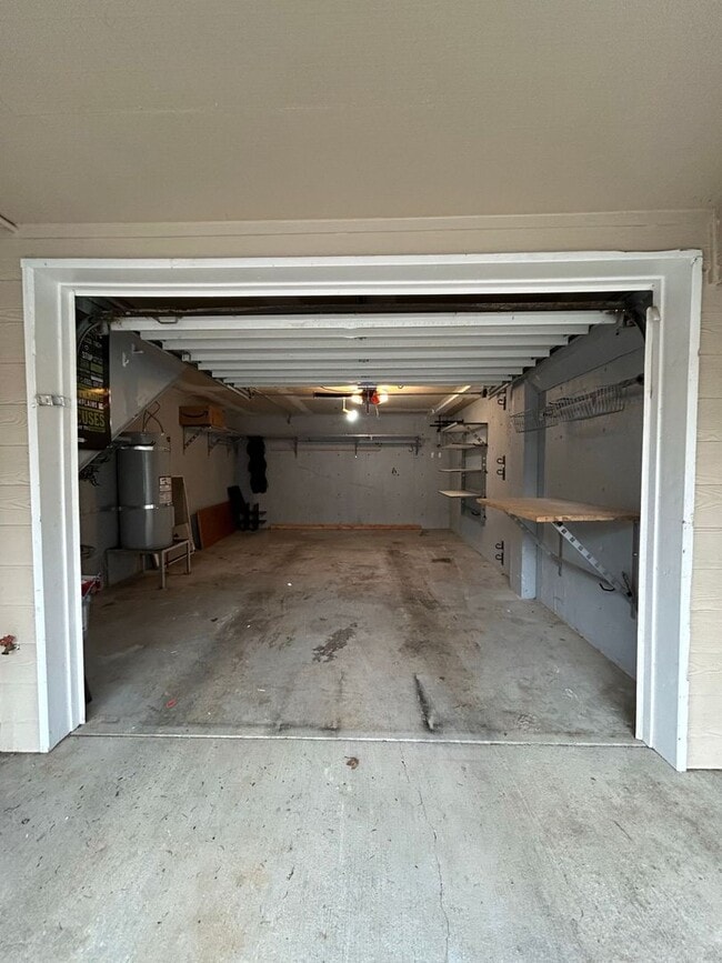 Building Photo - New Appliances, Carpet & Paint 2 Bed 1.5 B...