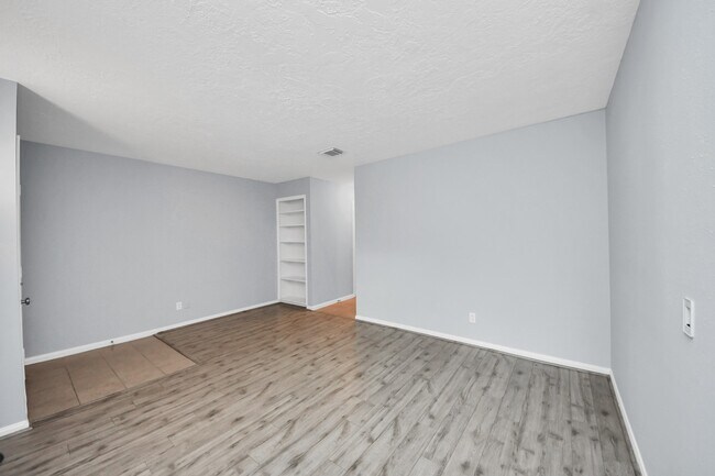 Building Photo - 10654 Hazelhurst Dr