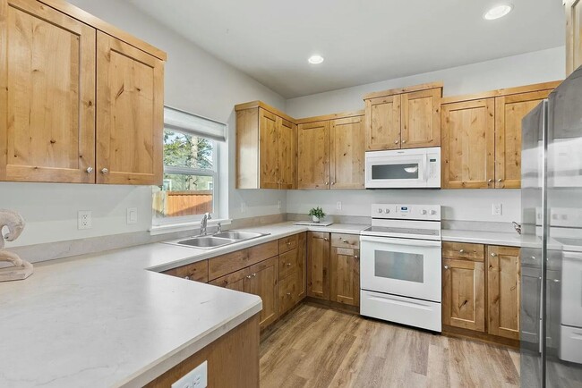 Building Photo - Charming 3-Bedroom, 2-Bathroom Home in Hun...