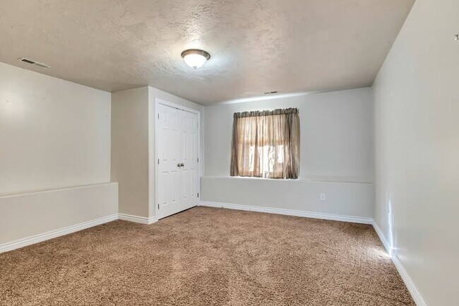 Building Photo - 6924 Chippewa Dr