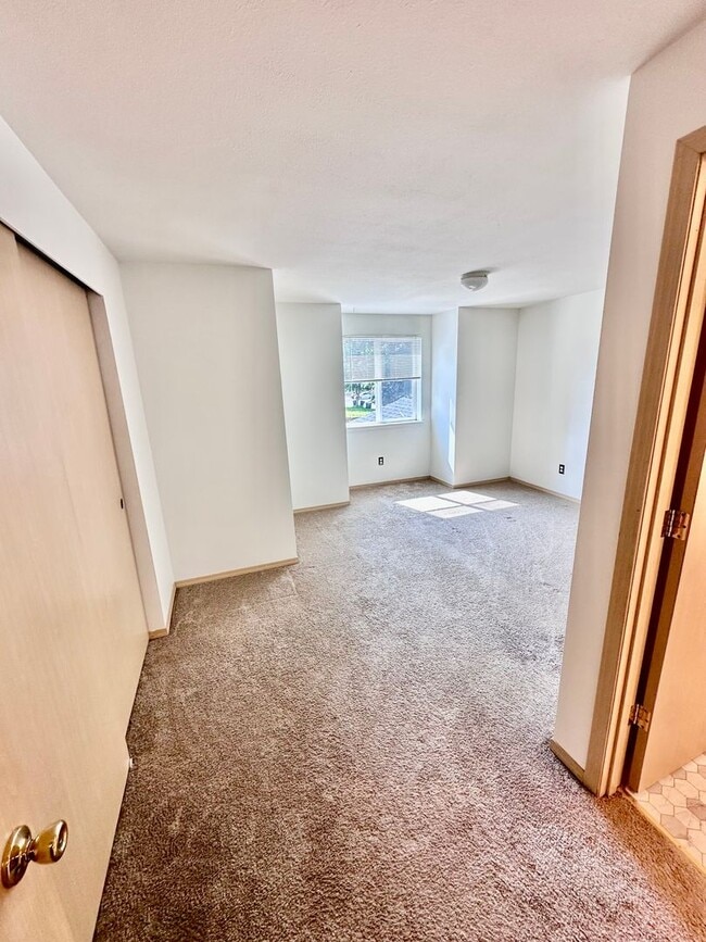Building Photo - 3bed/2.5 bath home available NOW! Pet frie...