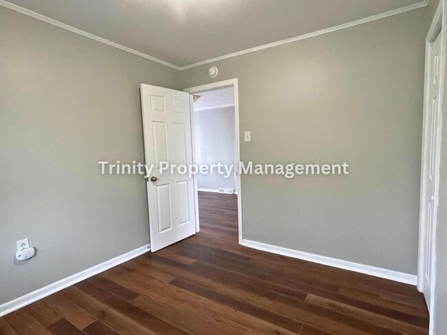 Building Photo - 2010 1/2 Hamill Ave