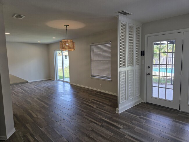 Building Photo - 211 Esperanza Dr