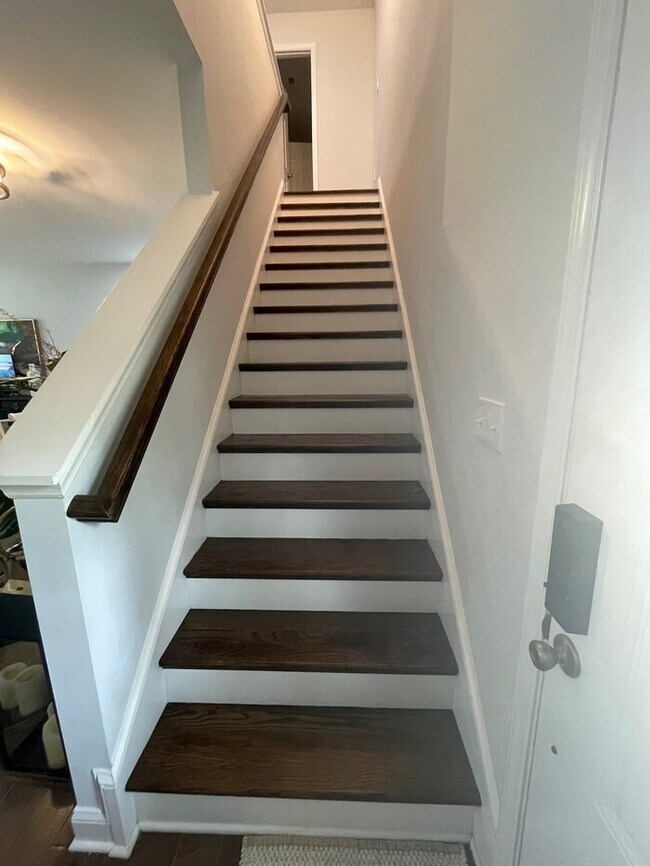 Building Photo - Beautifully Furnished 4-Bedroom Home with ...