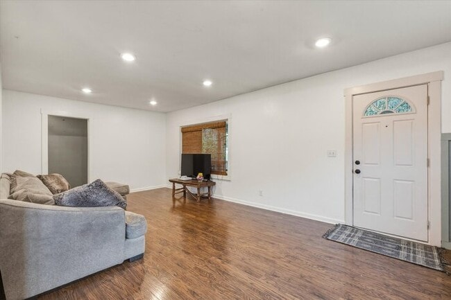 Building Photo - COME HOME TO THIS THREE BEDROOM CHARMER