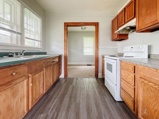 Building Photo - Pet-Friendly 2 Bedroom Home Near Downtown Muncie! W/D Hookups!