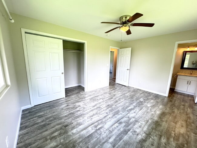 Building Photo - "Charming 3-Bedroom Retreat with 2 Full Baths in Keaau's Tranquil Paradise!"