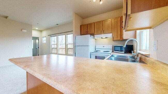 Building Photo - 2421 N Village Dr