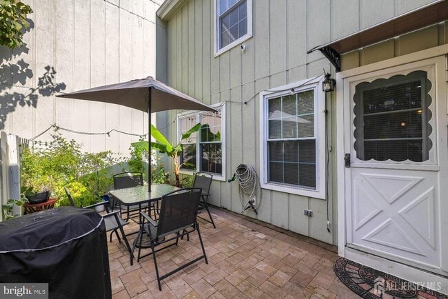 Building Photo - 5 Pond View Dr