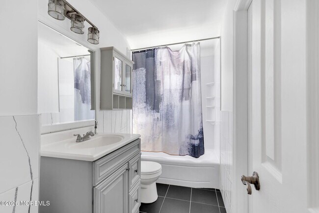 Building Photo - 117 Manhattan St