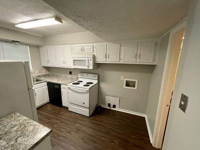 Building Photo - 2 bed 1.5 bath town home available in NE J...