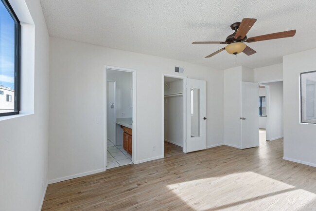 Building Photo - 10444 Canoga Ave