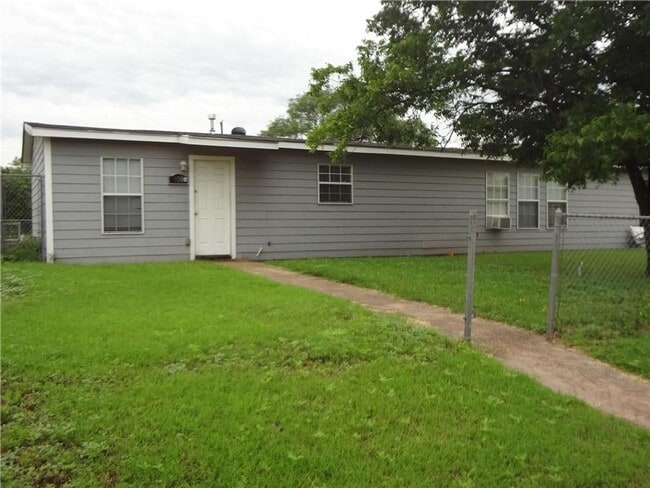 Building Photo - 910 Nelson St