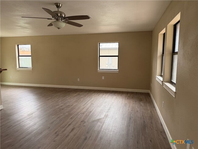 Building Photo - 1616 Lonesome