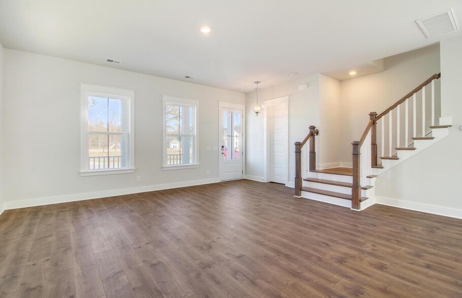 Building Photo - 302 Julian Hamlet